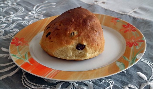 Bun Bread Raisins Food Delicious