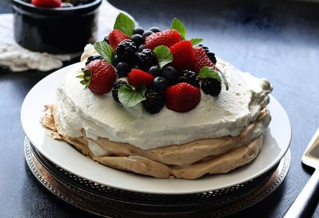 Mixed Berries Pavlova Pie Cake